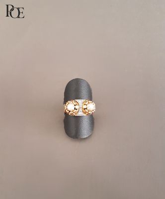 un gros plan d'une bague posée sur une table, sur laquelle se trouve une autre bague