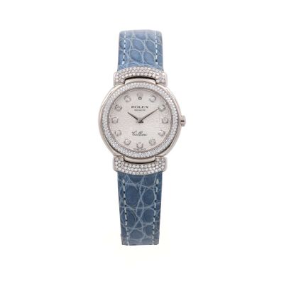un gros plan d'une montre sur fond blanc, avec un bracelet bleu