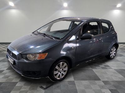 une photo d'une voiture grise garée dans un garage