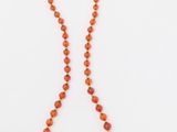 un collier de perles orange sur fond blanc