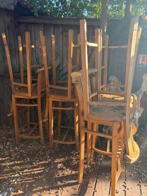 beaucoup de chaises en bois posées par terre