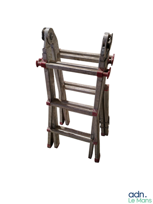une échelle en bois sur laquelle sont posés deux outils