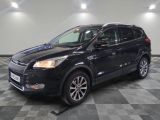 Une Ford Kuga noire est garée dans une grande pièce.
