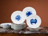 beaucoup d'assiettes posées sur une table