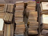 beaucoup de vieux disques dans une boîte posée par terre