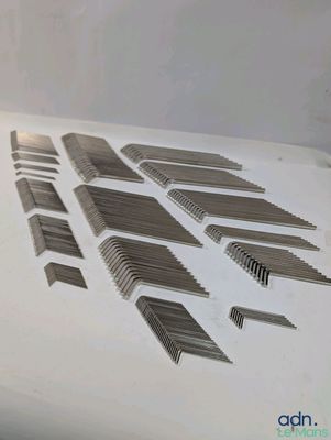 beaucoup de lames posées sur une table