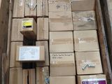 de nombreux cartons à l'arrière d'un camion qui en est rempli