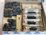 une boîte remplie de véhicules militaires miniatures
