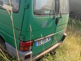 une camionnette verte garée dans l'herbe