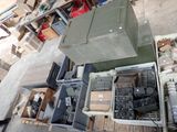 un tas d'appareils électroniques divers dans un entrepôt