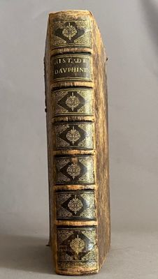 un livre posé sur une table
