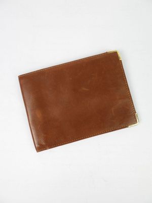 portefeuille en cuir sur fond blanc