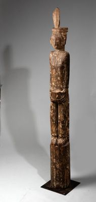 une image représentant une statue en bois d'un homme portant une couronne sur la tête