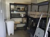 une petite pièce avec des étagères et une poubelle à l'intérieur