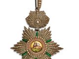 gros plan d'une médaille sur fond blanc