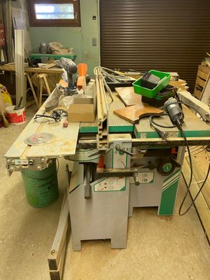 une photo d'un établi dans un atelier, avec des outils