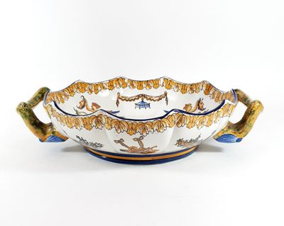 an image of a bowl with a handle on it