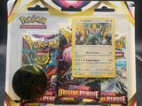 une carte à collectionner Pokémon sur laquelle est posée une pièce de monnaie