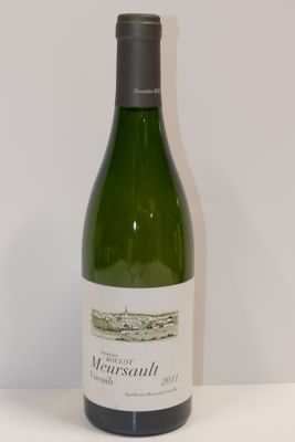 une bouteille de vin posée sur une table