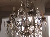 un lustre suspendu au plafond d'une pièce