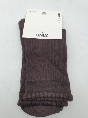 les seules chaussettes sont marron et ont une étiquette dessus