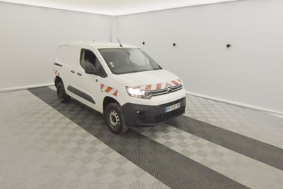 une camionnette blanche garée dans un garage