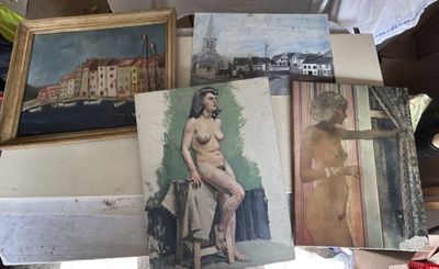 de nombreuses photos d'une femme assise sur une chaise dans une pièce