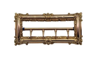 une photo représentant un cadre doré sur fond blanc