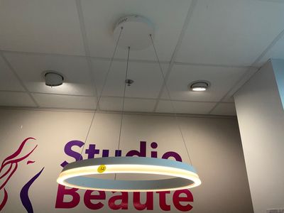 une grande enseigne portant l'inscription « Studio Beauure » accrochée au mur