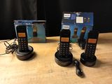 trois téléphones posés sur une table