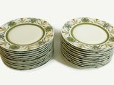 plusieurs assiettes empilées sur une table