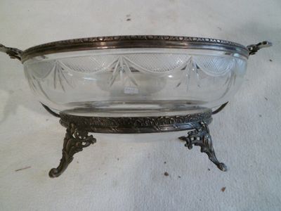 un bol en verre posé sur un support sur une table