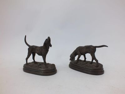 paire de figurines de chiens en bronze sur socles en bois