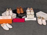 plusieurs paires de chaussures blanches et une boîte posées sur un tapis