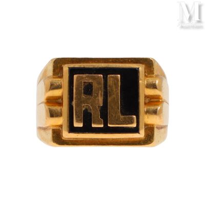 une image représentant une bague en or sur laquelle est gravé le mot « rl »
