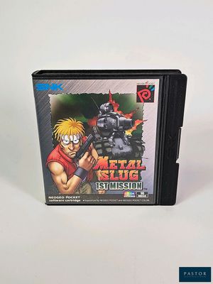 La boîte du jeu « Metal Strike » est posée sur une surface blanche.