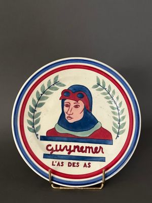 un gros plan d'une assiette sur laquelle figure le portrait d'une personne