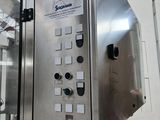 une machine qui se trouve à l'intérieur d'un bâtiment