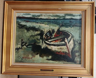 un tableau représentant un bateau, posé sur une étagère à côté d'une bibliothèque