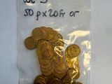 un petit sachet de pièces d'or sur lequel est représenté un chien