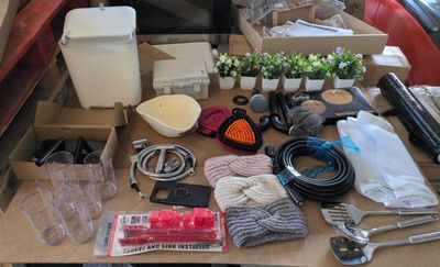 de nombreux objets posés sur une table à l'arrière d'une voiture