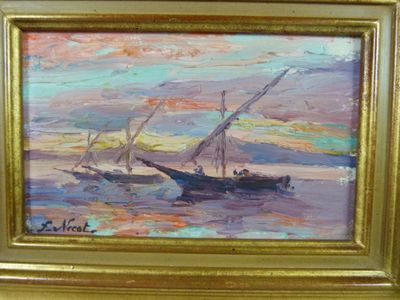 une peinture représentant un bateau sur l'eau, avec le ciel en arrière-plan