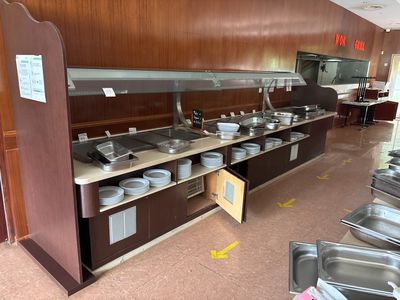 une grande cuisine avec beaucoup de vaisselle sur le plan de travail