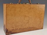 une valise marron posée sur une table