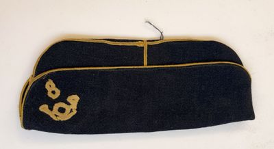 une image représentant un sac noir orné d'une ancre dorée
