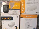 Plusieurs cartons de produits Sonfy sont empilés les uns sur les autres