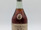 une vieille bouteille de cognac sur fond blanc
