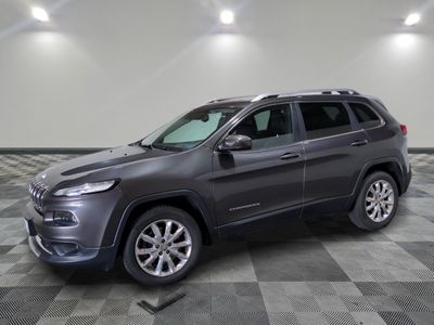 Une jeep grise est garée dans une pièce au sol carrelé.