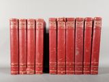 une pile de six livres rouges empilés les uns sur les autres
