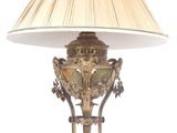 une lampe posée sur une table et munie d'un abat-jour